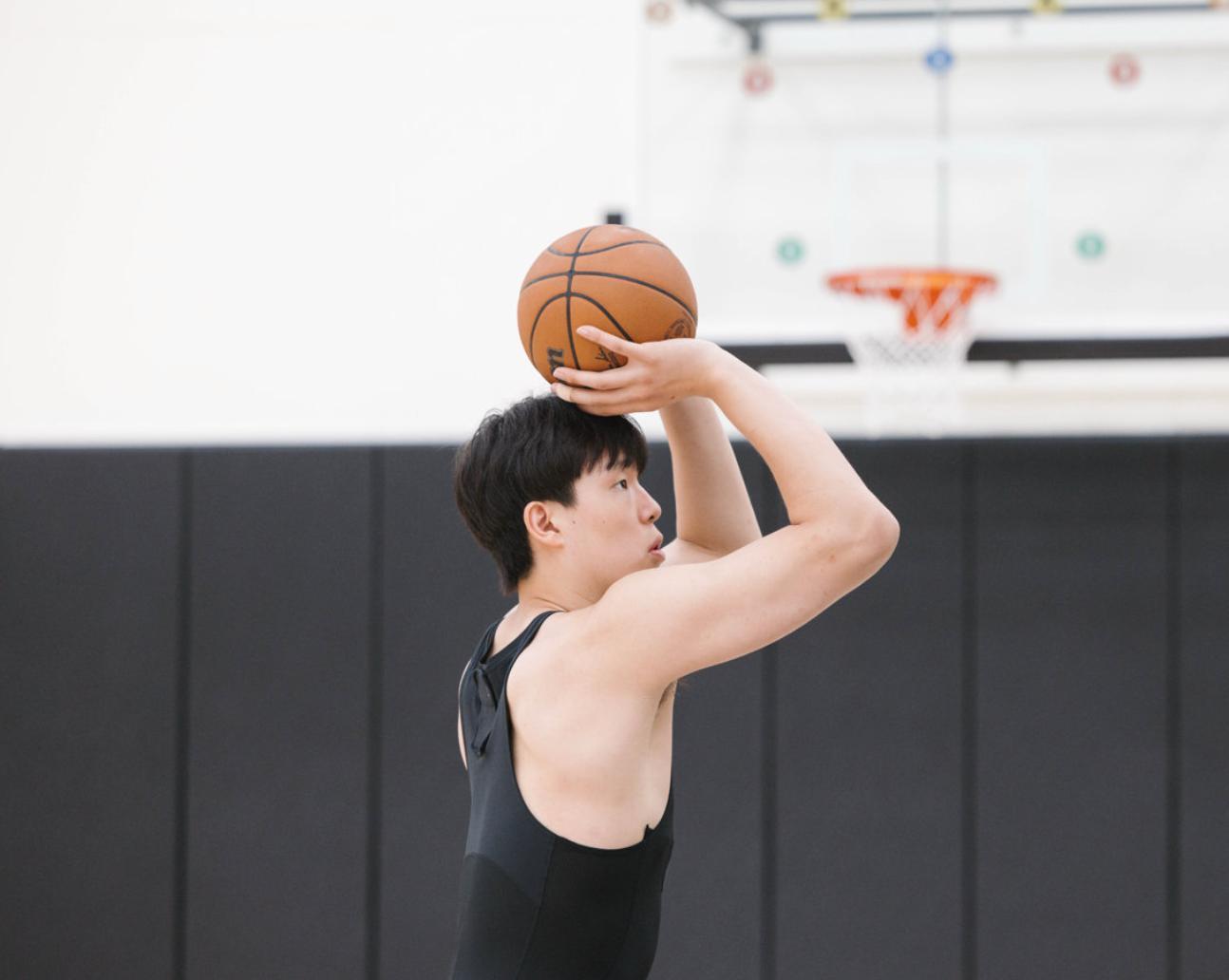 kaiyun 官网-杨瀚森晒NBA最新训练照，又白又壮肌肉大了一圈，队记盛赞他刻苦