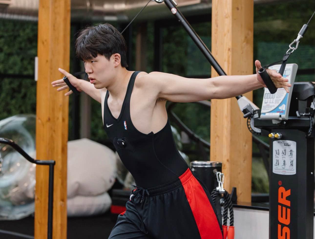 kaiyun 官网-杨瀚森晒NBA最新训练照，又白又壮肌肉大了一圈，队记盛赞他刻苦