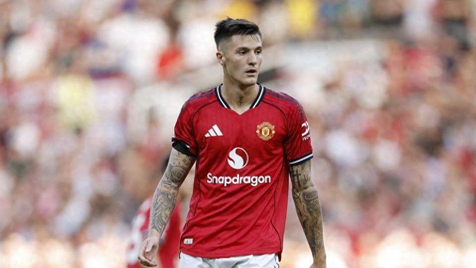 app下载-德比前主动加练！新援放弃休假驰援曼联，拼劲获赞“真红魔”