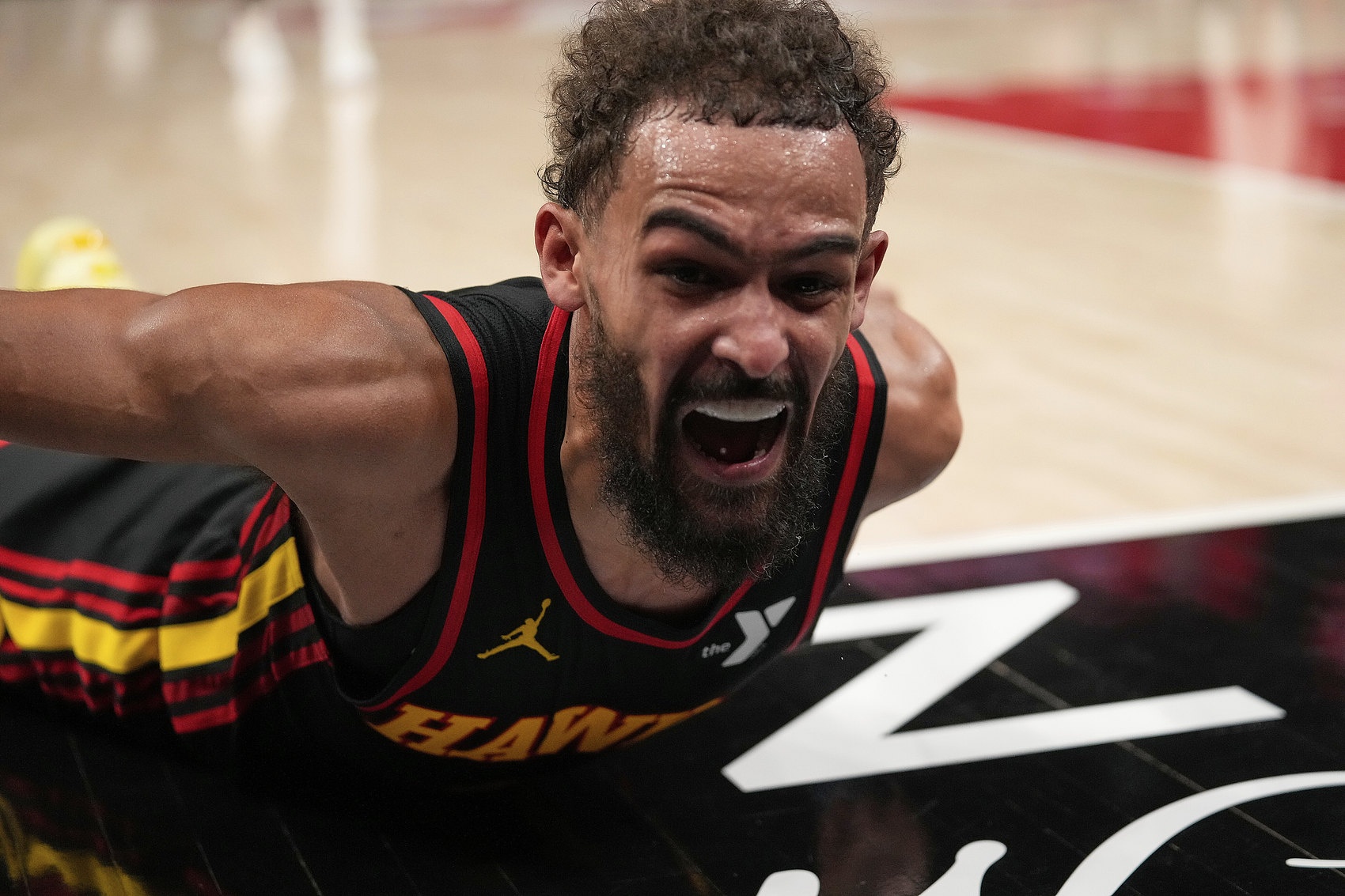 app下载-奇才迎战鹈鹕 特雷·杨因右股四头肌挫伤&amp;右膝内侧副韧带扭伤缺阵