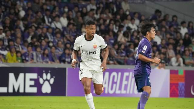 kaiyun 官网-队长离队,成都蓉城中场重组,茹萨+杨明洋跑动拉满 改4后卫保前4