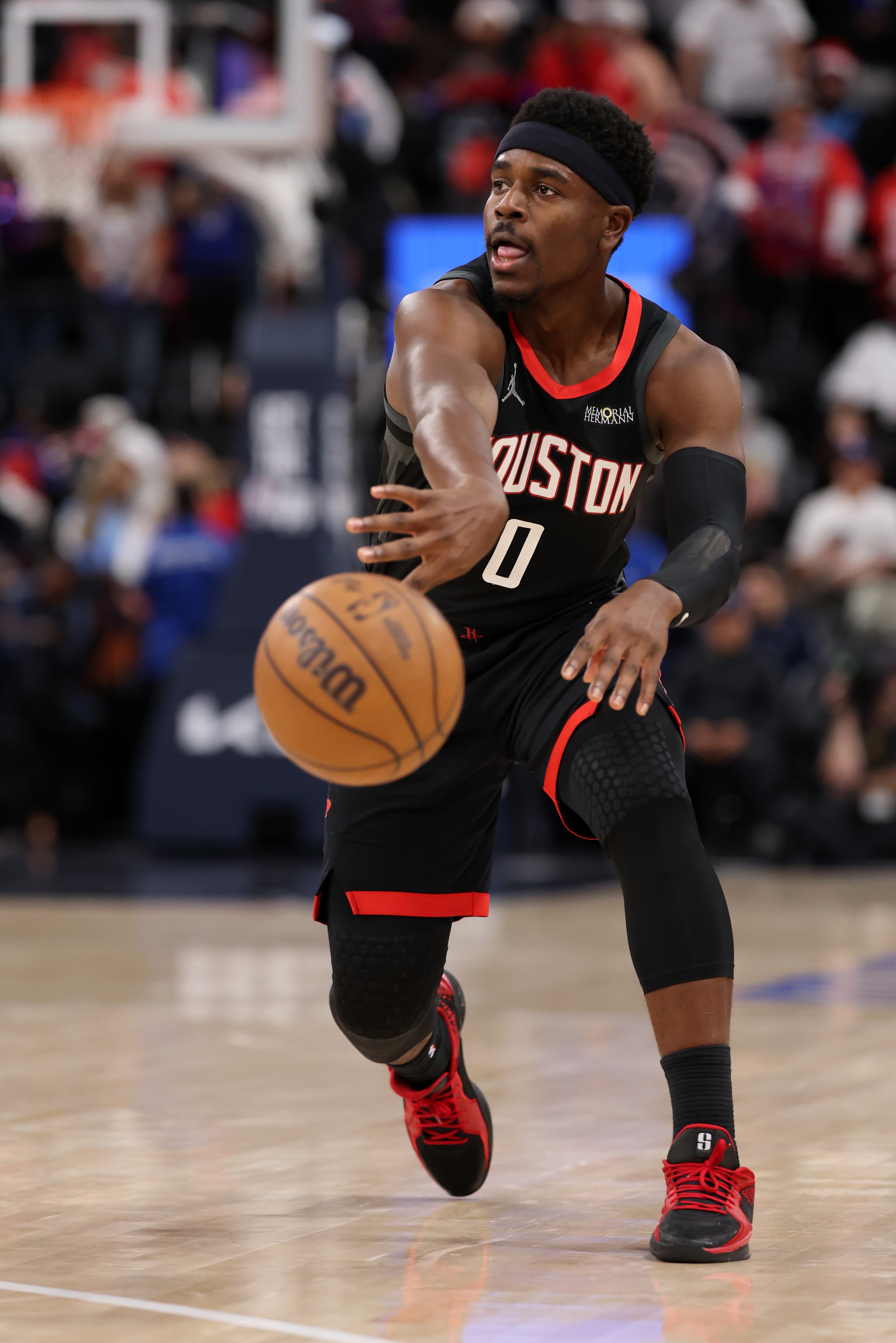 近5战三分命中率23.4%！火箭畸形阵容射防无法兼顾 不交易走远了