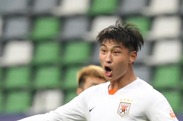 【中超】吴兴涵梅开二度 泰山5比0大胜河北继续领跑