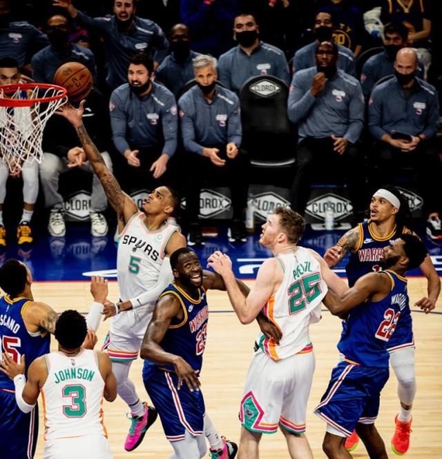 app下载-连续攻陷魔鬼主场！年轻马刺越战越勇重燃赛季希望