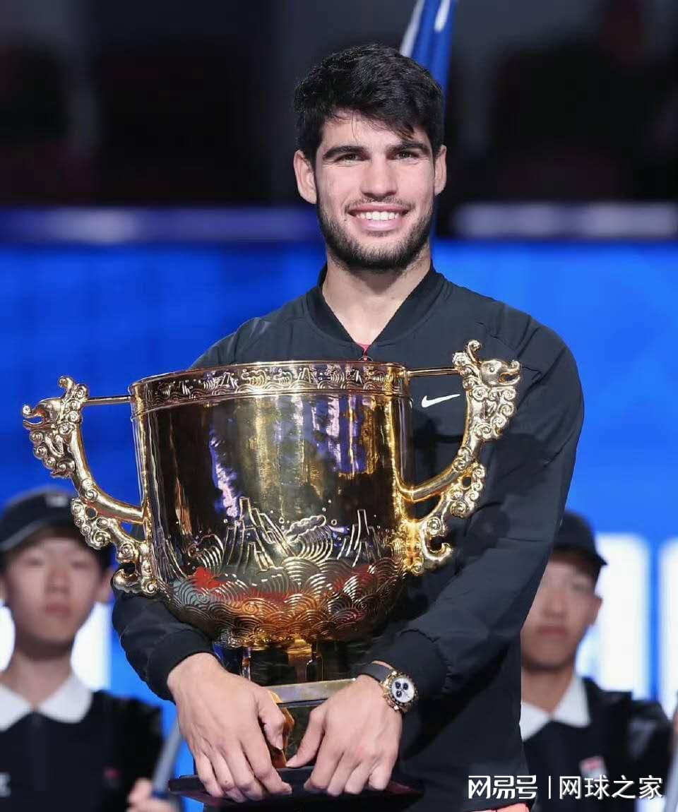 中网还未开始便陷入舆论风波：海报不见郑钦文，门票涨价再惹争议