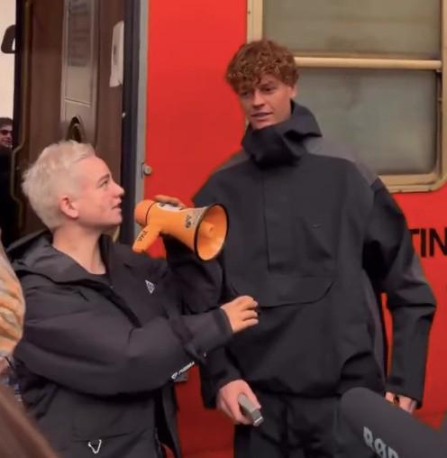 开云体育-新工作,辛纳现身意大利火车站为列车检票