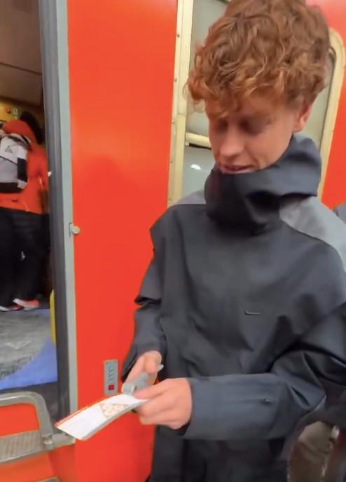 开云体育-新工作,辛纳现身意大利火车站为列车检票