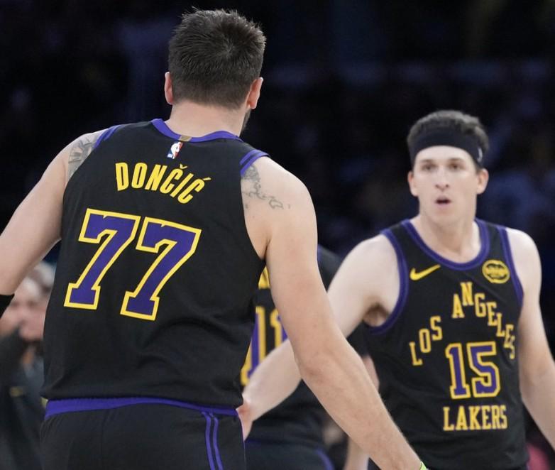 体育视频直播-东契奇：跟里夫斯搭档让比赛如此轻松，我们是超棒的二人组