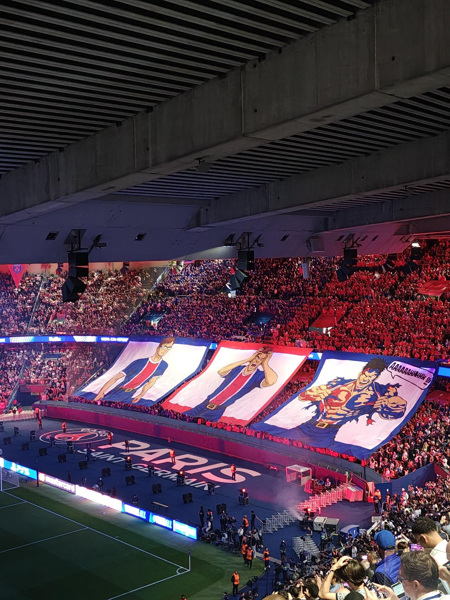 app下载-震撼,巴黎战利物浦TIFO:“今晚,唤醒你心中的绿巨人”
